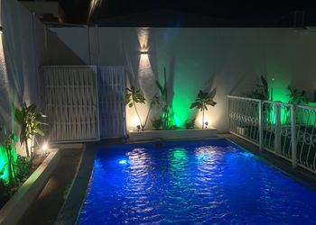 شالية بغرفة نوم مطلة على الفناء الخارجي