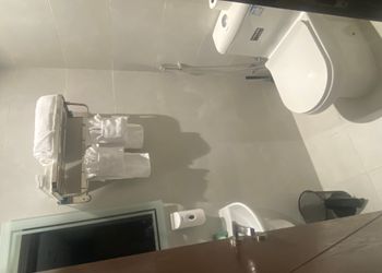 شقة بصالة وثلاث غرف نوم