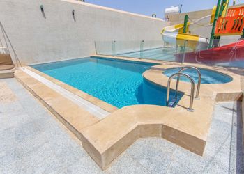 شاليه بمسبح بألعاب مائية