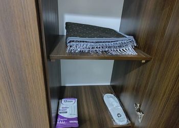 شقة بثلاث غرف نوم وصالة مريحة 