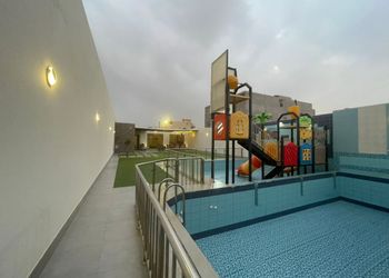 شاليه بمسطح اخضر وألعاب مائية 