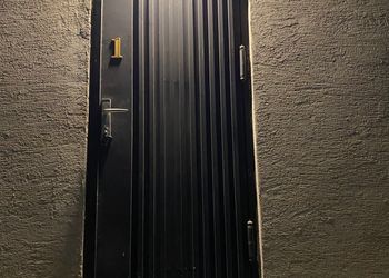 استديو بأثاث مريح وبسيط 