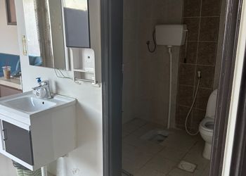 شاليه بمسطح اخضر وجلسة خارجية 