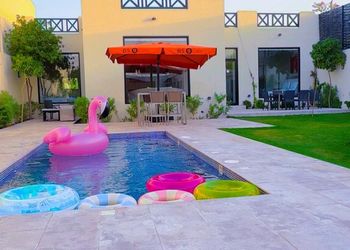 شاليه بمسطح اخضر ومسبح 