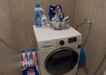 شقة بصالة وثلاث غرف نوم