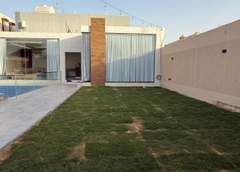شاليه بمسطح اخضر ومسبح 