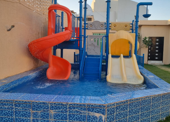 شاليه بألعاب مائية و جلسة خارجية