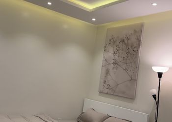 استديو بأثاث مريح وبسيط 