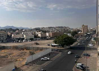 شقة أنيقة بصالة وغرف نوم 