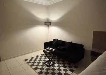 استديو بأثاث مريح وبسيط
