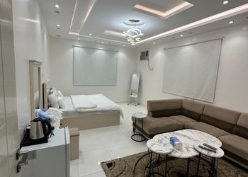 استديو بسرير ماستر وأثاث مريح 
