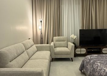 استديو بأثاث بسيط ومريح 