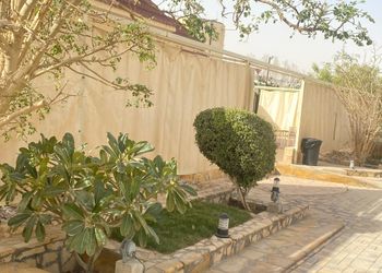 استراحة بألعاب أطفال وملعب كرة 