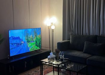 شقة بصالة أنيقة ودخول ذاتي