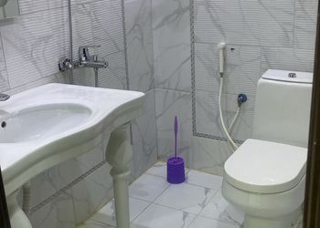 شقة بصالة مريحة وثلاث غرف نوم 