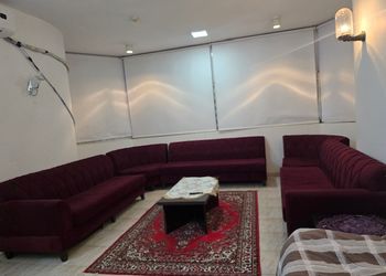 شقة بغرفتين نوم وصالة ومجلس