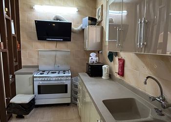 مزرعة بإطلالة جبلية واشجار 