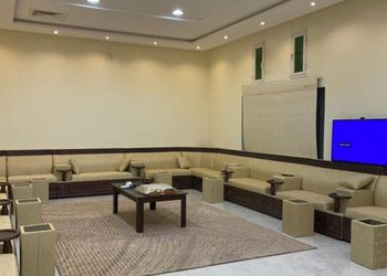 استراحة بمجلس واسع ومسطح اخضر 