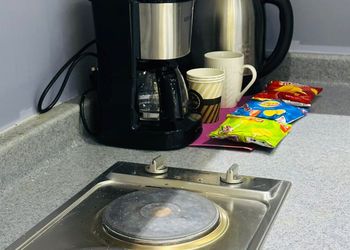شاليه بجلسة تطل على مسبح خارجي 