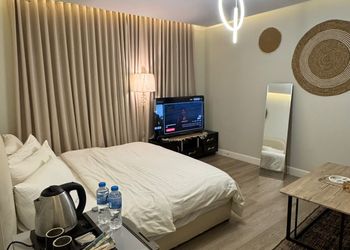 استديو بأثاث مريح وبسيط 