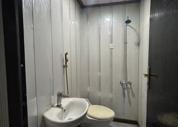 استديو بأثاث مريح وبسيط 