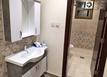 استديو بأثاث مريح وبسيط 