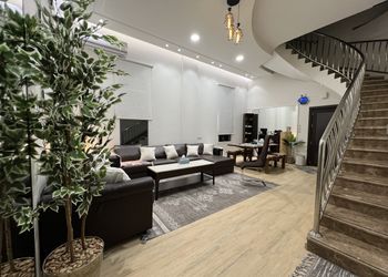 شاليه بمسطح اخضر وجلسة خارجية 