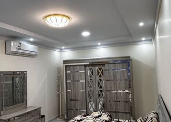 شاليه بمسطح اخضر ومسبح 