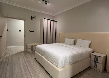 استديو بأثاث مريح وبسيط 
