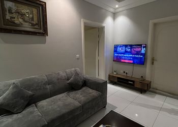 شقة بغرفتين نوم وصالة بدخول ذاتي