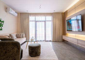 استديو بأثاث مريح وبسيط 