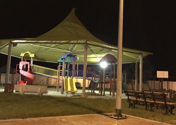 شاليه بمسبح مطل على البحر 