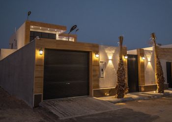 شاليه بجلسة تطل على مسبح خارجي 
