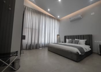 شاليه بمجلس مطل على مسبح داخلي