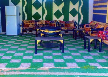 شاليه بجلسة تطل على مسبح خارجي 