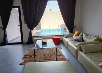 شاليه بمسبح خارجي ومجلس