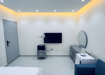 استديو بأثاث مريح وبسيط 