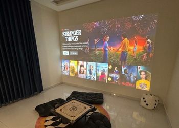 شقة بغرفة سينما دخول ذاتي