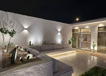 شاليه بجلسة تطل على مسبح خارجي 