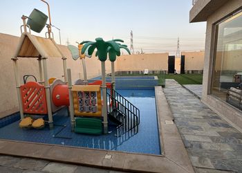 شاليه بمسطح اخضر والعاب مائية