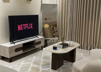 استديو بسرير مريح وتصميم هادئ 