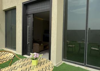 شقة بصالة انيقة ودخول ذاتي