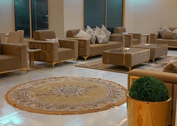 شالية بصالة ومسطح اخضر مع مسبح