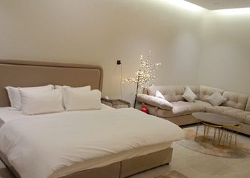 استديو بسرير ماستر وجلسة مريحة 