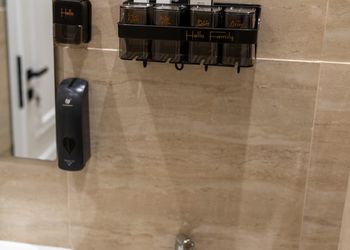 استديو بأثاث مريح وبسيط 
