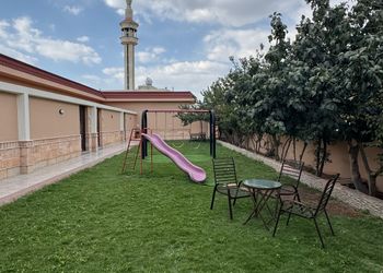 شقة بغرفة معيشة وغرفتين نوم 