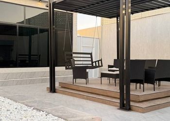 شاليه بجلسة تطل على مسبح خارجي 