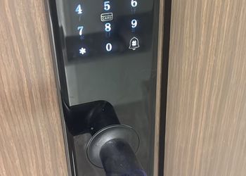 شقة بصالة جلوس وغرفتين نوم 