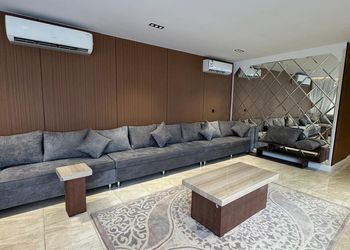 شاليه بمسطح اخضر ومسبح 