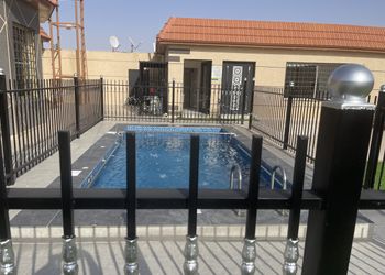 شاليه بجلسة خارجية ومسطح اخضر